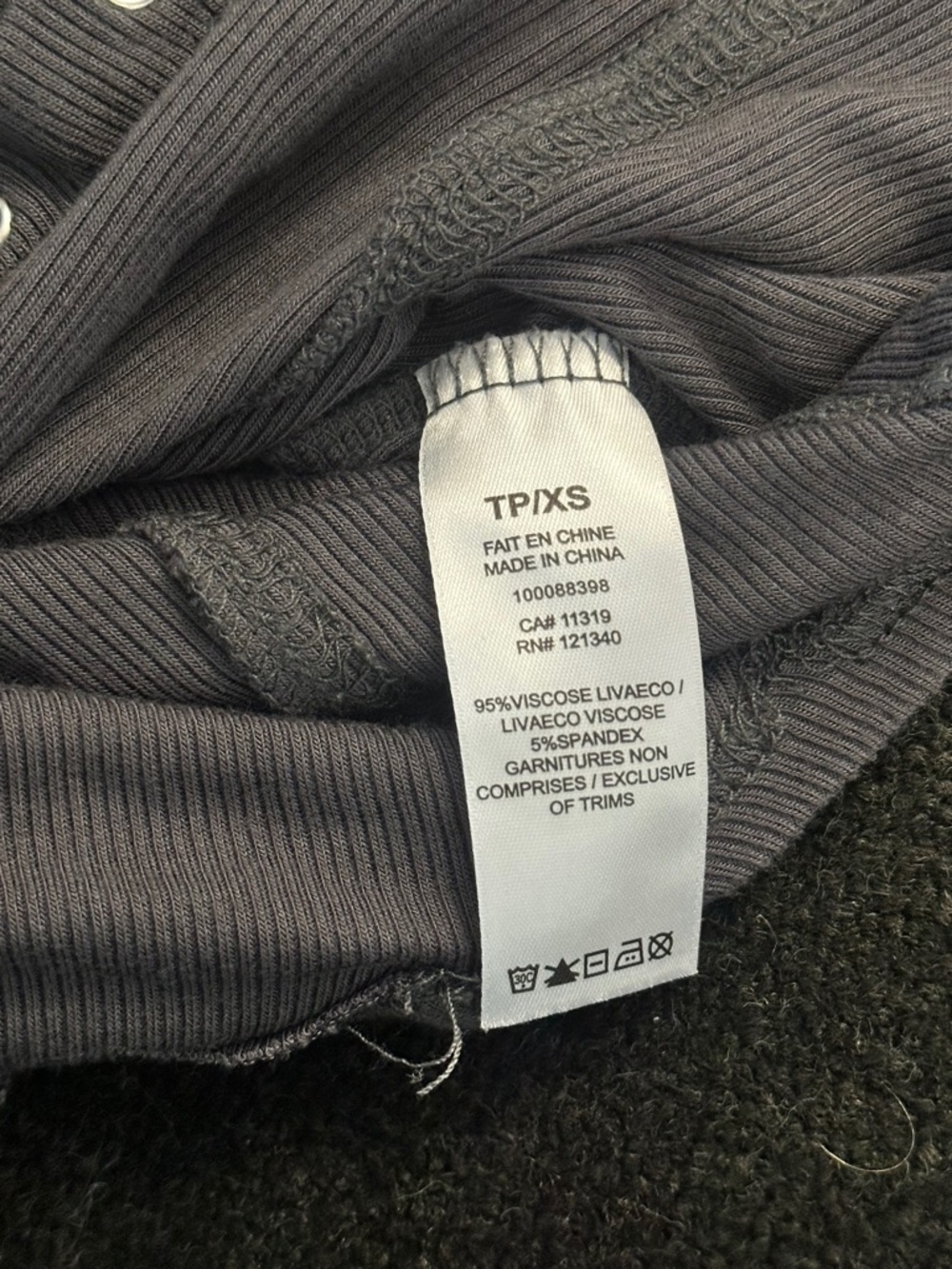 Garage charcoal, gray Ribbed Snap-Button V-Neck Crop Top - Picture 4 of 4
